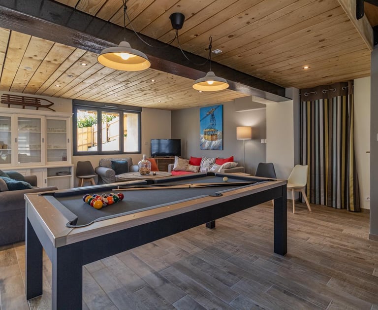 Salle commune Escale 1695 avec billard en premier plan