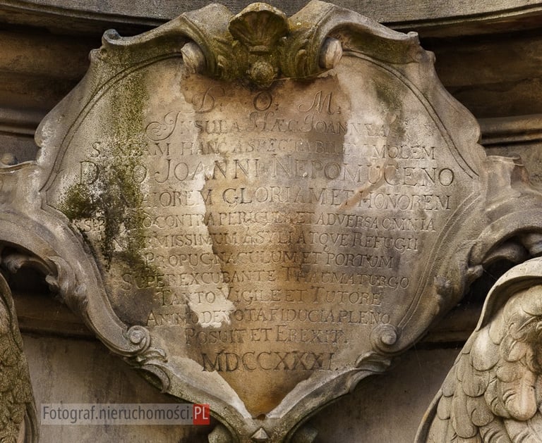 Szczyt pomnika Jana Nepomucena we Wrocławiu, widok zbliżony.