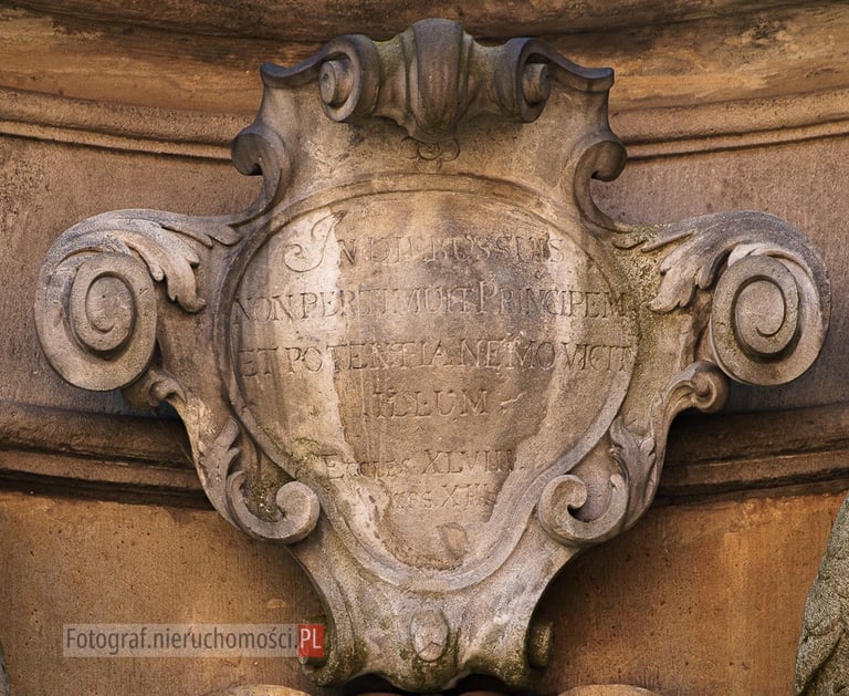 Szczyt pomnika Jana Nepomucena we Wrocławiu, widok zbliżony.
