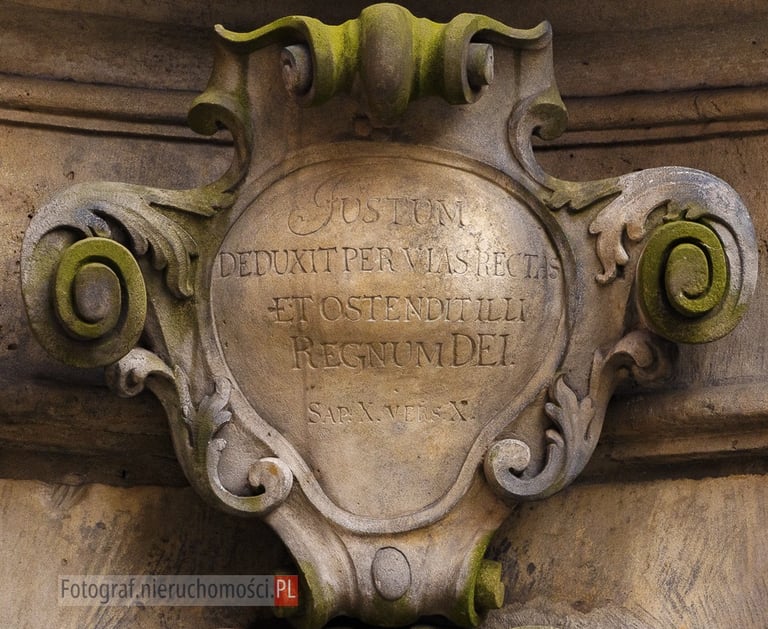 Szczyt pomnika Jana Nepomucena we Wrocławiu, widok zbliżony.