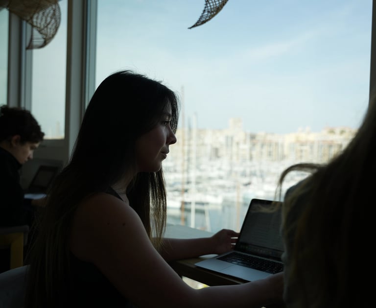 Salariés travaillant en entreprise devant le port de la ville de Marseille
