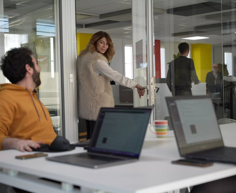 Grande salle de réunion avec les salariés dans l'open space