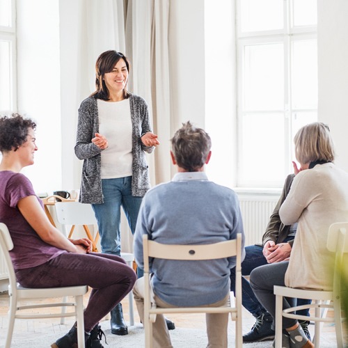 groupe qui pratique la sophrologie caycédienne en tenue décontractée