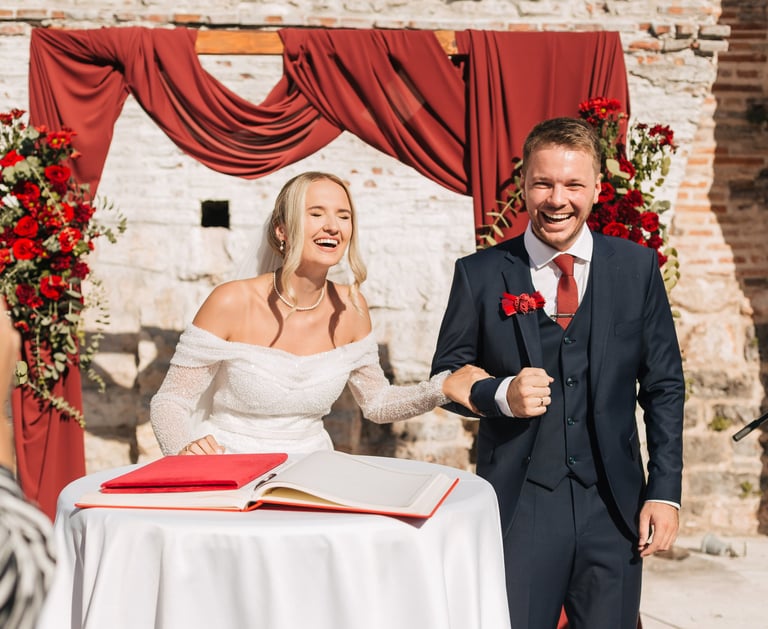 Sretni i nasmijani mladenci uživaju u čarobnoj atmosferi pažljivo dekoriranog vjenčanja,.