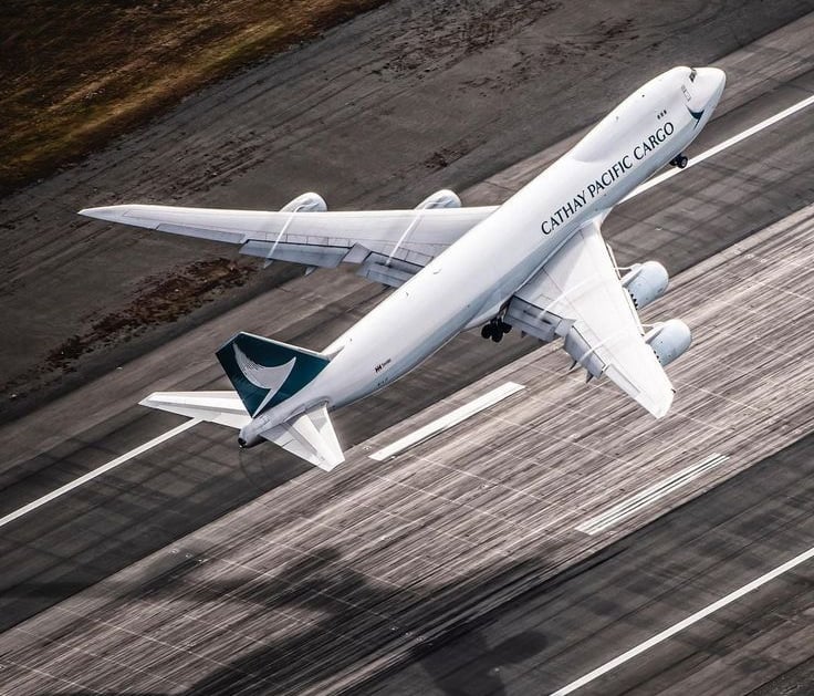 Boing 747 de carga take-off