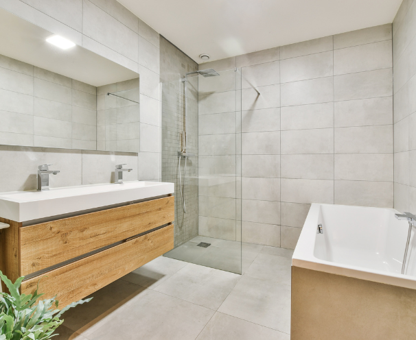 Salle de bain rénovée carrelage et bois