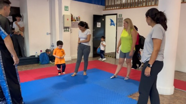 distintos tipos de personas preparando para entrenar en sharks academy