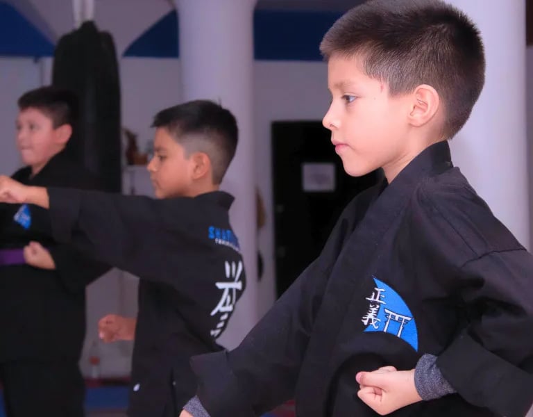 Niños practicando karate en narvarte sharks academy martial arts and training