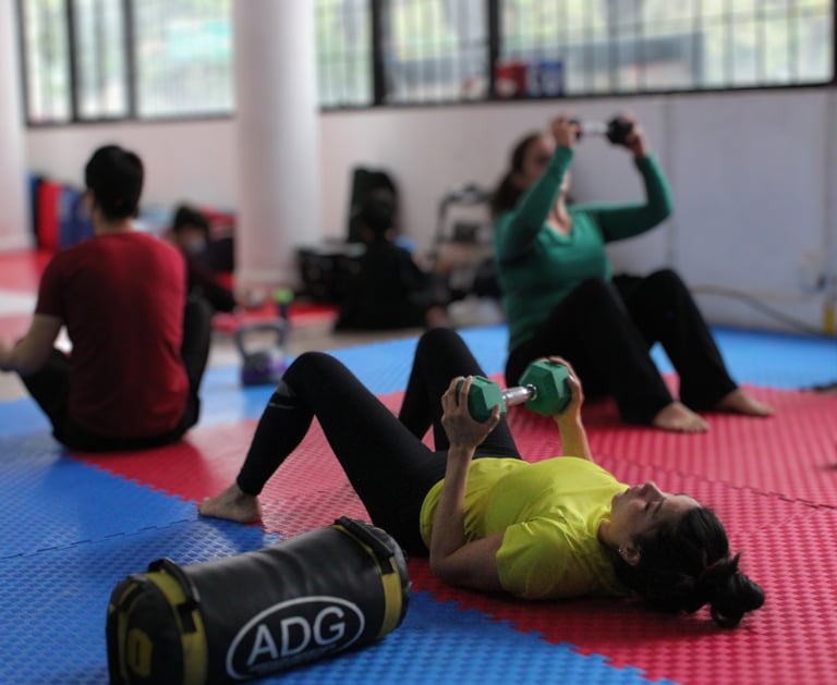 mamá entrenando mientras su hijo practica karate en narvarte sharks academy training and martial art