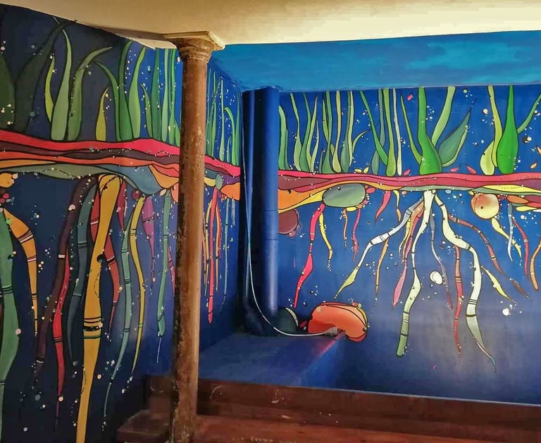 fresque végétale sur mur bleu