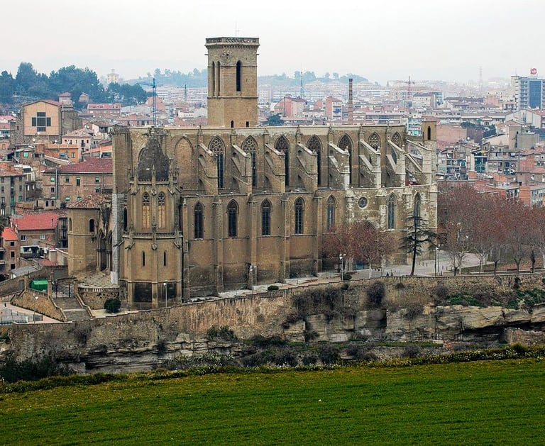 Convento de Manresa (La Seu) con la ciudad de fondo.