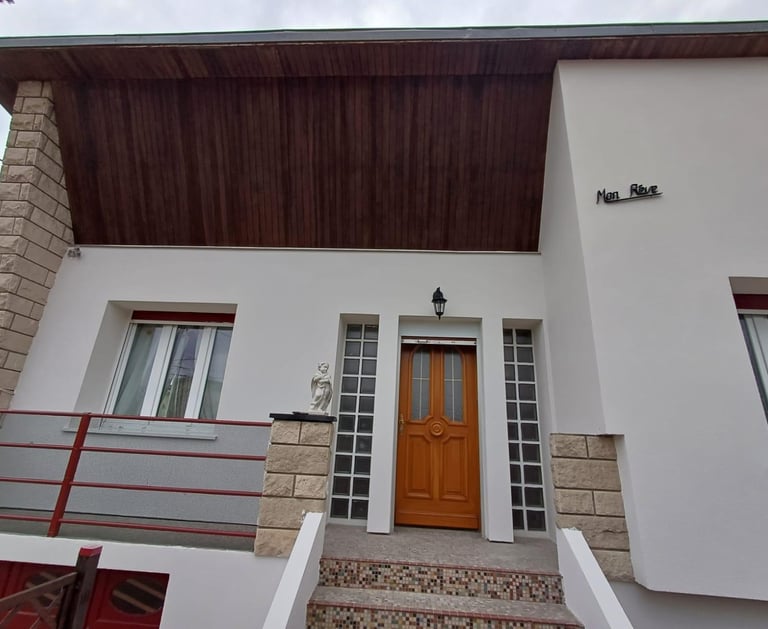 une maison rénovée avec isolation extérieure