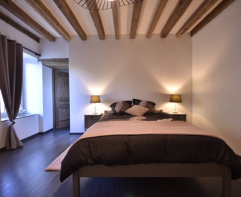 ambre lit double, poutres apparentes 