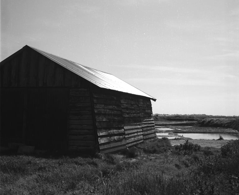 une ancienne cabane à sel à guérande au moyen format