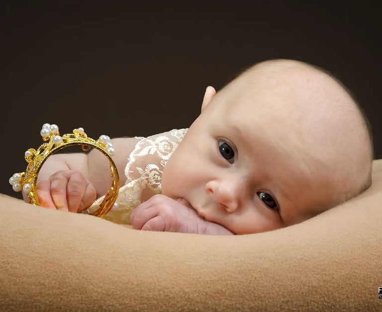 seance photo bebe petite-reine-et-sa-couronne-photographe-florent-studio-boulogne-sur-mer-lille-