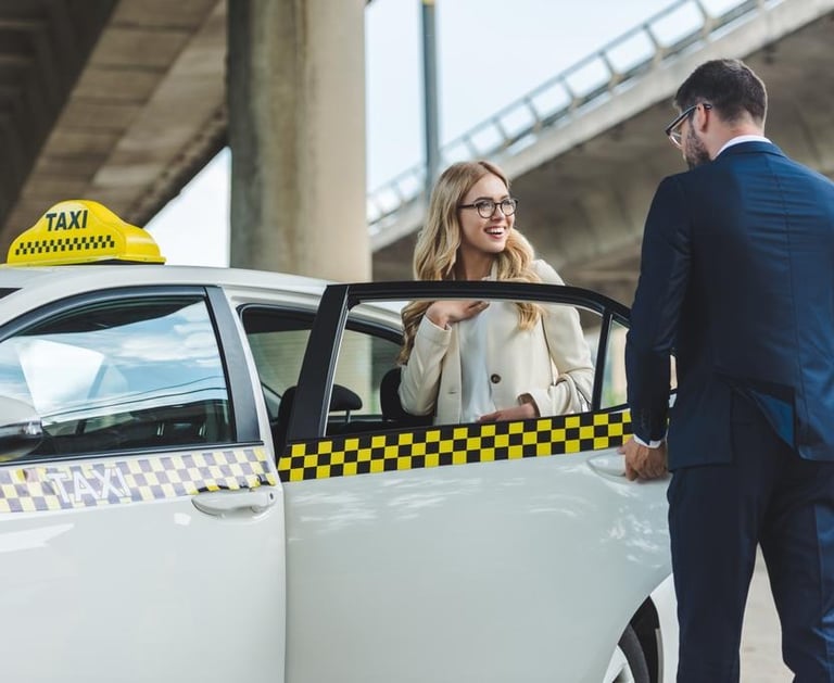 chauffeur bdf ouvre la porte a la cliente en souriant