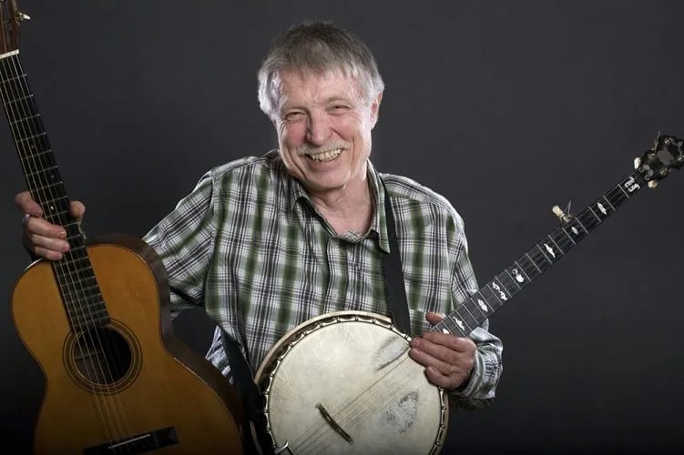 Steve Waring avec guitare et banjo