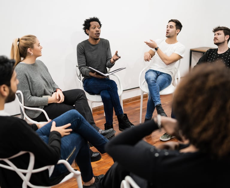 Circulo de personas en un club de lectura