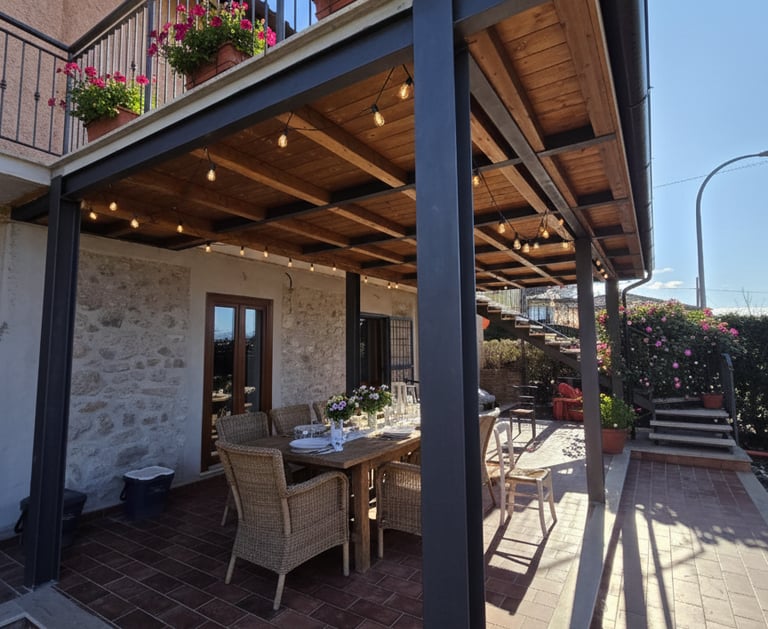 Area pranzo all’aperto coperta di Volo Libero Guest House, spazio conviviale immerso nella natura della Valle Reatina