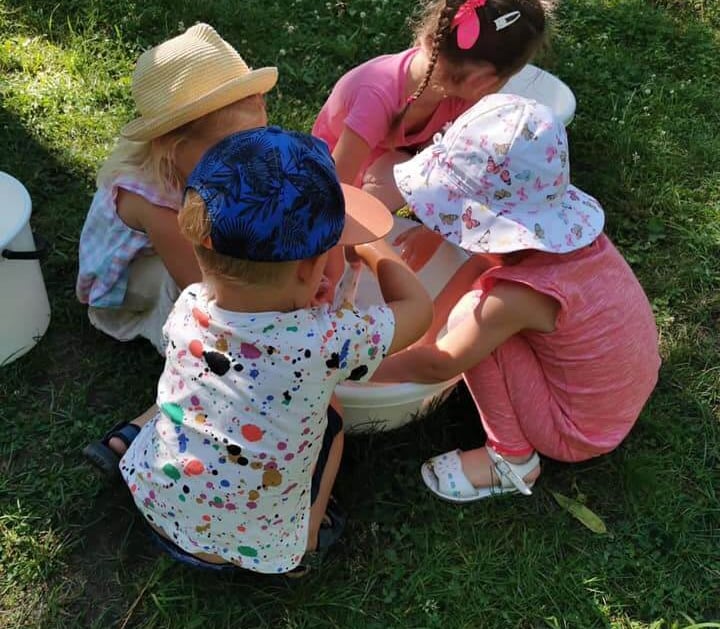 Vaikai žaidžia lauke - Klaipėdos Valdorfo darželis