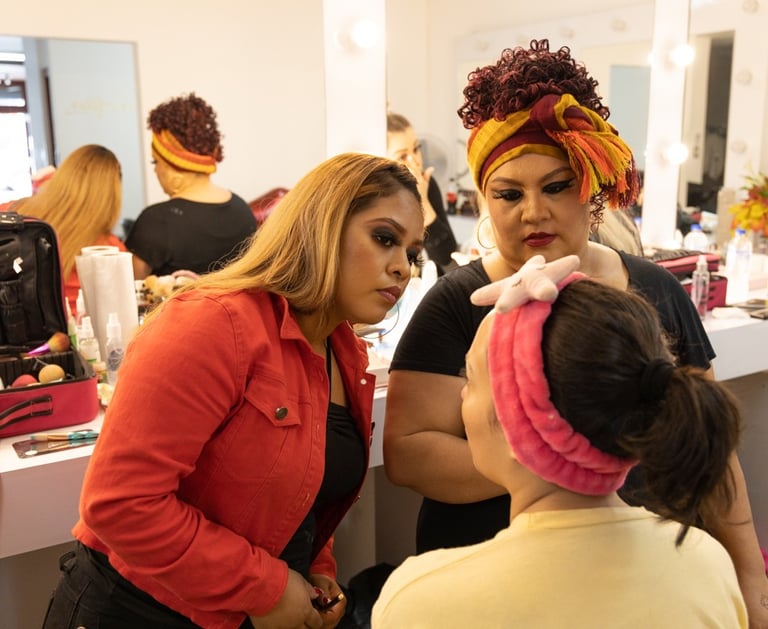 Maquilladoras profesionales aplican cosméticos a un cliente en un estudio de salón de belleza bien i