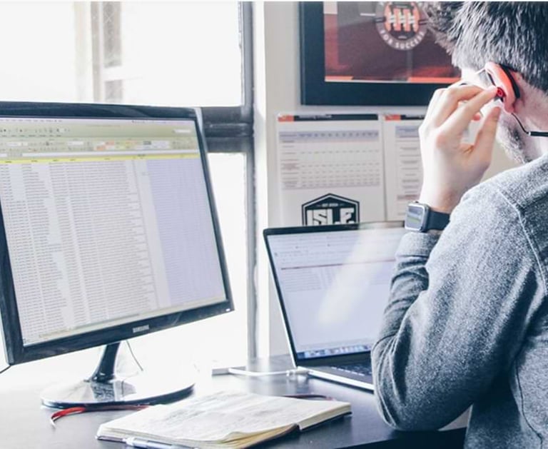 Un auxiliar de soporte técnico de ARGOTECH en acción