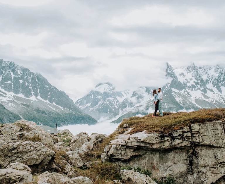 un couple à la montagne avec vue sur le Mont Blanc