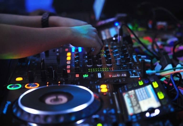 DJ SOM ILUMINAÇÃO PARA FESTA