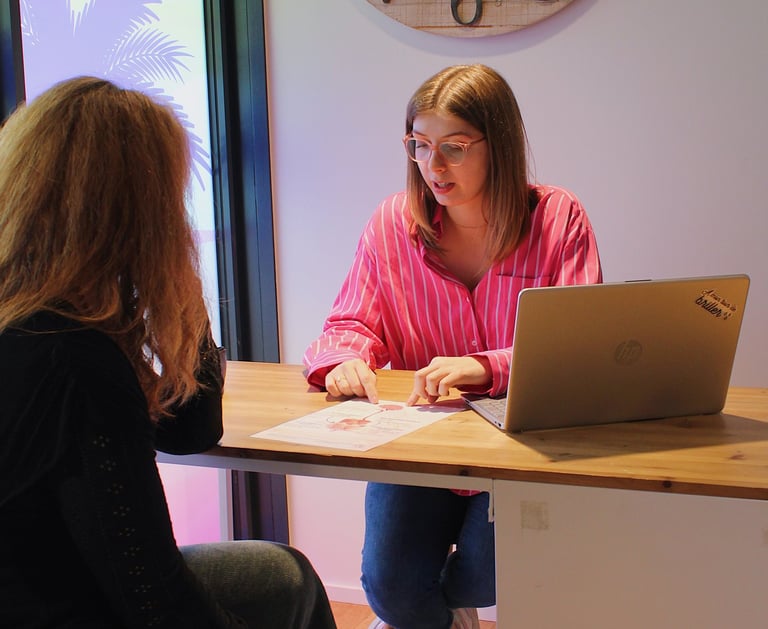 Diététicienne en pleine consultation.