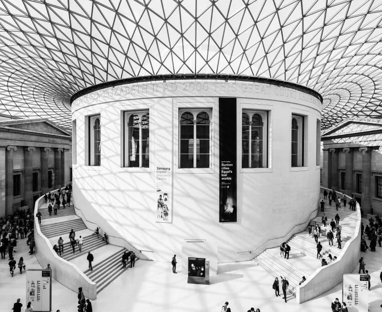 Foyer des British Museums, weiß gehaltener tempelartiger Bau mit einer breiten Treppe