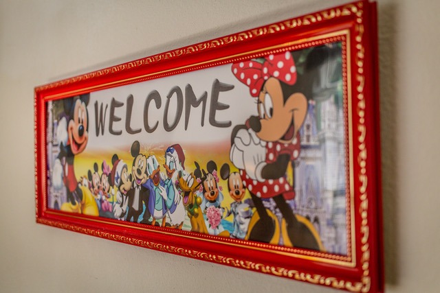 a picture of a mickey mouse welcome sign