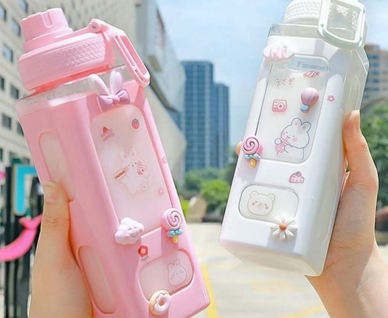 Borraccia kawaii con design colorato e divertente, ideale per portare l'acqua con stile in ogni occa