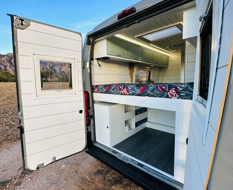 Furgoneta camper con cama y luces led, ventana y espacio debajo de la cama