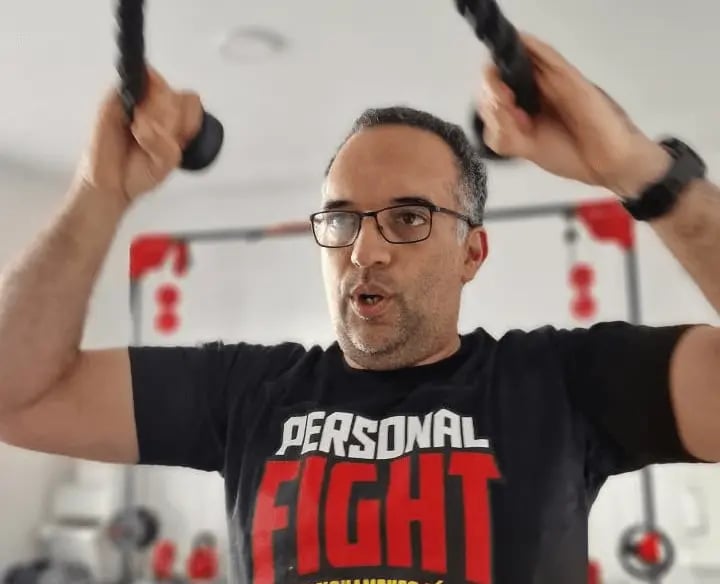 Treino de força com o personal trainer coordenando o exercicio