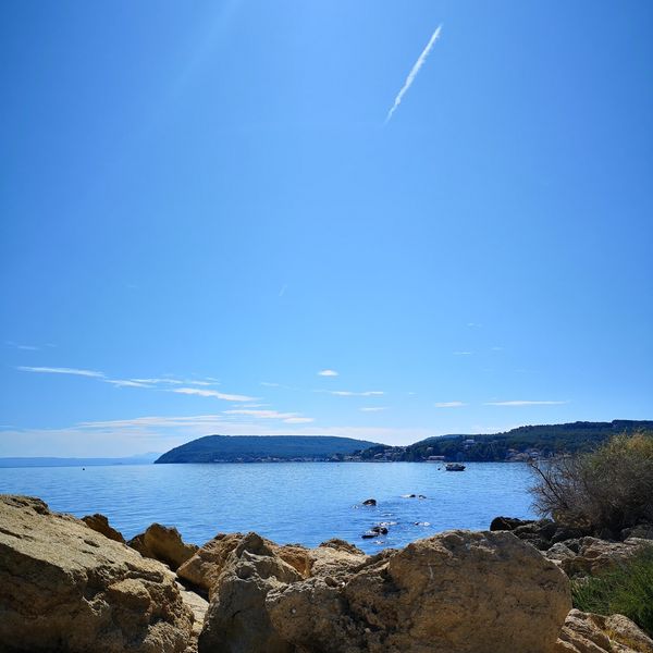 Les rives de l'étang de berre lors d'une belle journée ensoleillée