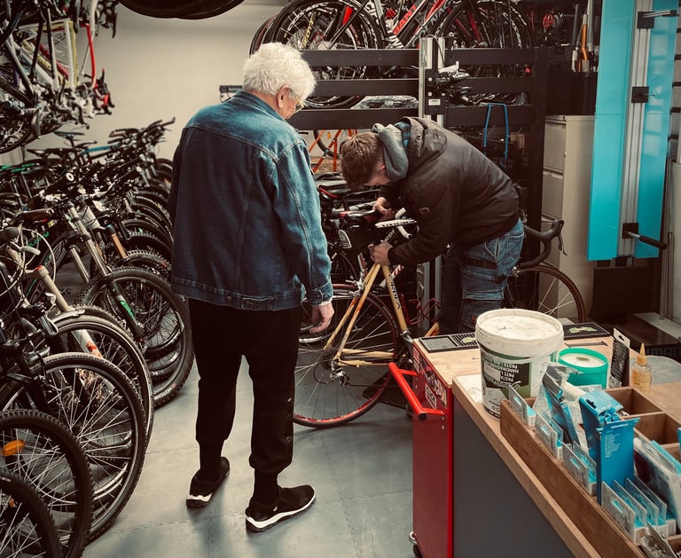 Un vendeur et un acheteur dans un magasin local de vélo d'occasion à Clermont-Ferrand