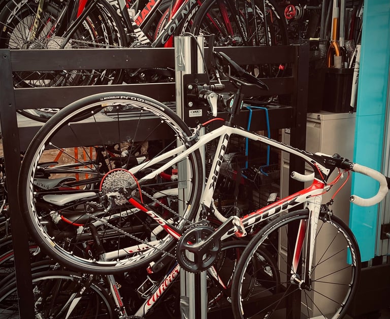 très belle photo d'un vélo de route de la marque Look au magasin Only Bikes à Clermont-Ferrand
