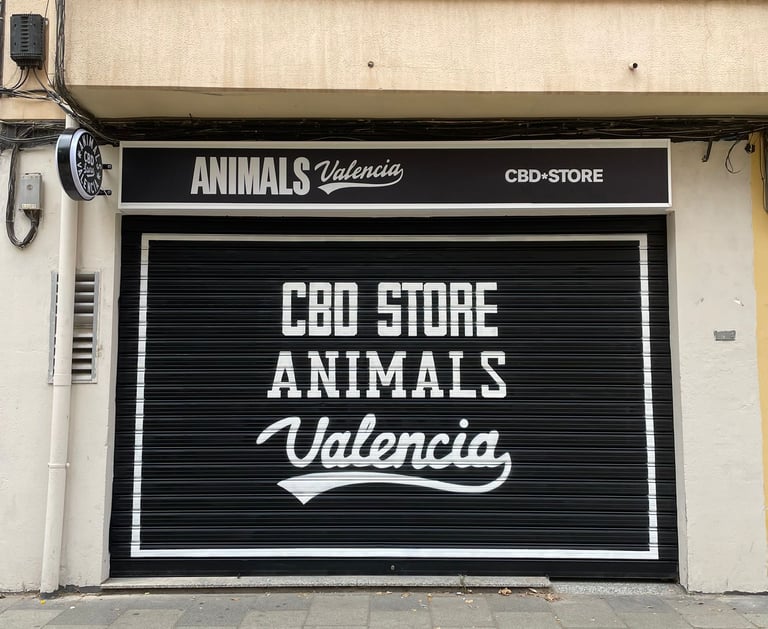 Mural en tienda con nombre de marca