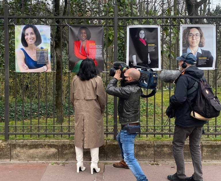 Anais Ricard devant son portrait de Femme influente et remarquable de la ville de Toulouse