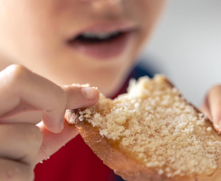 Barn med cøliaki som holder glutenfritt brød