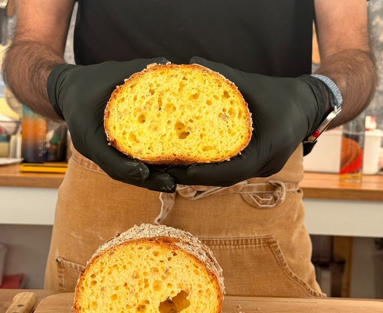 Glutenfritt brød i hendene på kokken vår