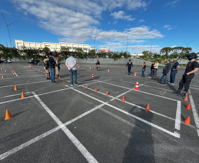 Observadores ao edor da pista acompanhando orientações