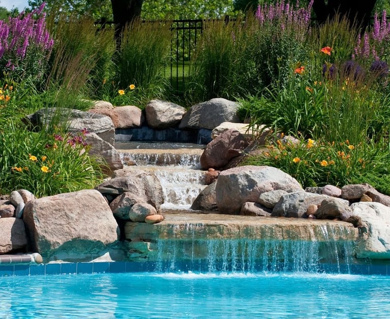 ruscello a cascata d'acqua per giardino e piscina