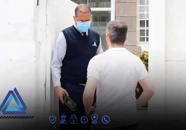 Agente de seguridad privada realizando control de acceso en una empresa de Lima
