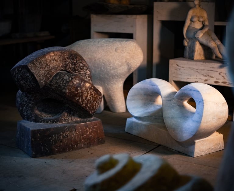 Abstrakte Steinskulpturen in Form eines Knotens und des Unendlichkeitszeichens