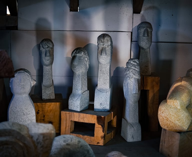 Ausstellung stilisierter Köpfe aus Stein