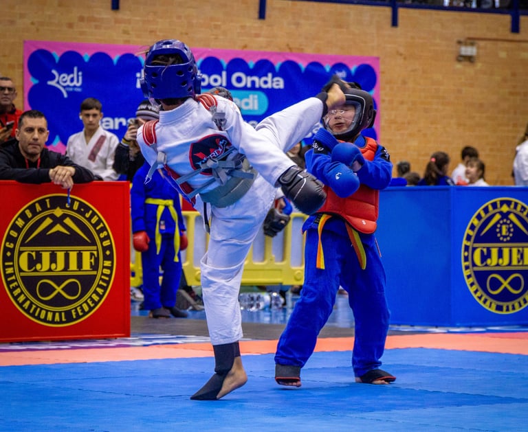 luchadores de Combat Ju Jutsu en una pelea reglam,entaria