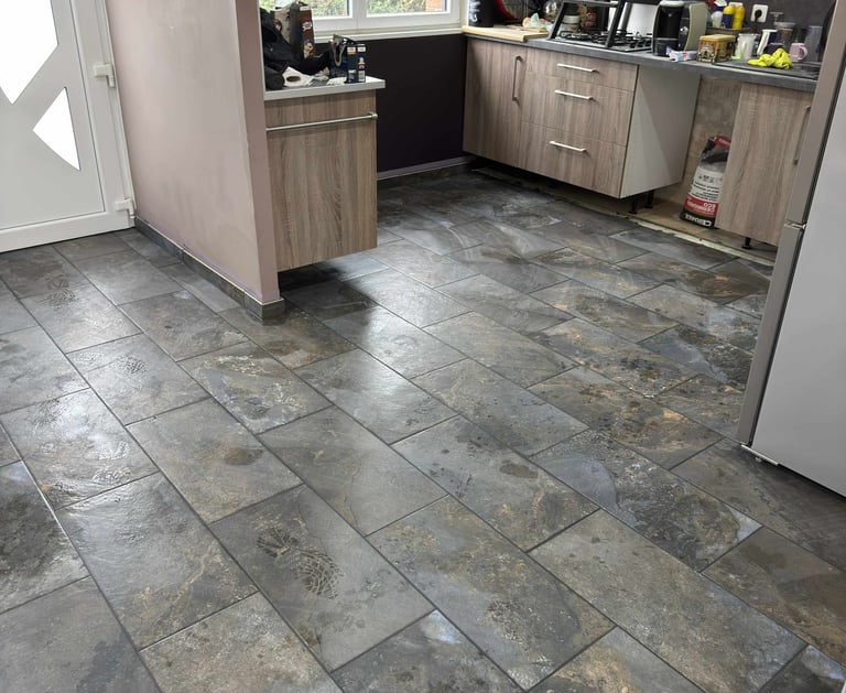 Pose de carrelage dans une cuisine à Beuvry par Carréno artisan carreleur