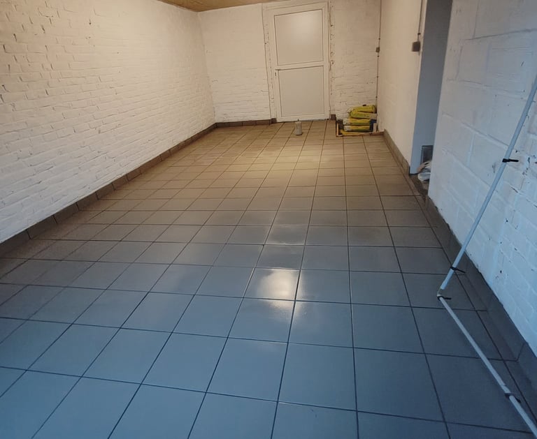 Pose de carrelage dans un garage à Noeux-les-Mines par Carréno, artisan carreleur