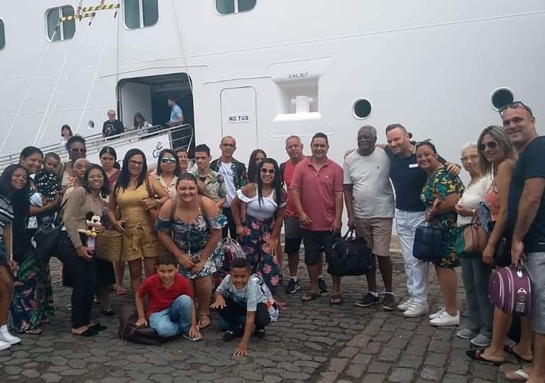 Passageiros da Viajar e Hospedar em experiência de cruzeiro marítimo, com embarque e acompanhamento.